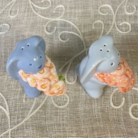 NEW Vintage 2001 Blue Easter Bunny Rabbits with Pink Flowers Salt and Pepper set - Picture 4 of 6